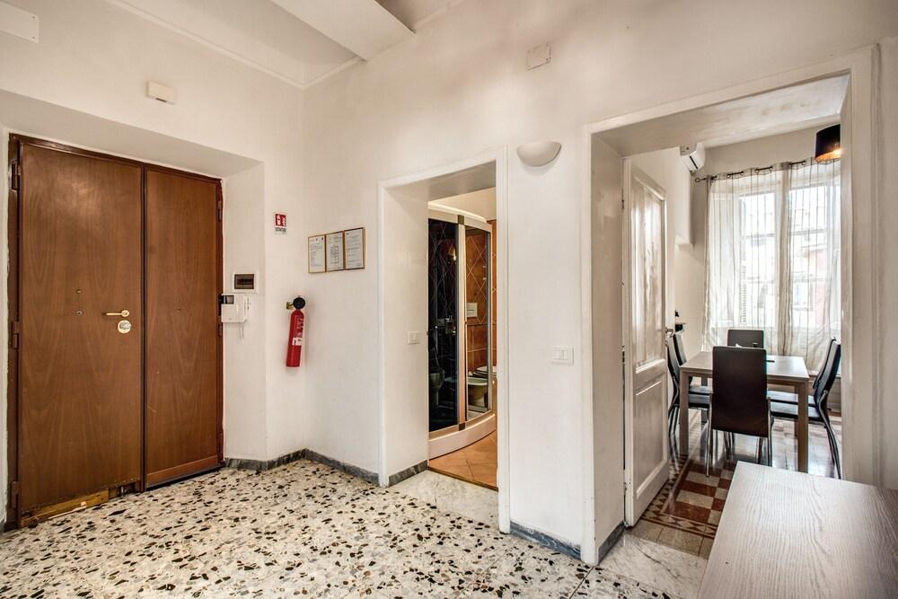 Colonna Suite Luxury - Termini Station Big Apartment - Interior Entrance