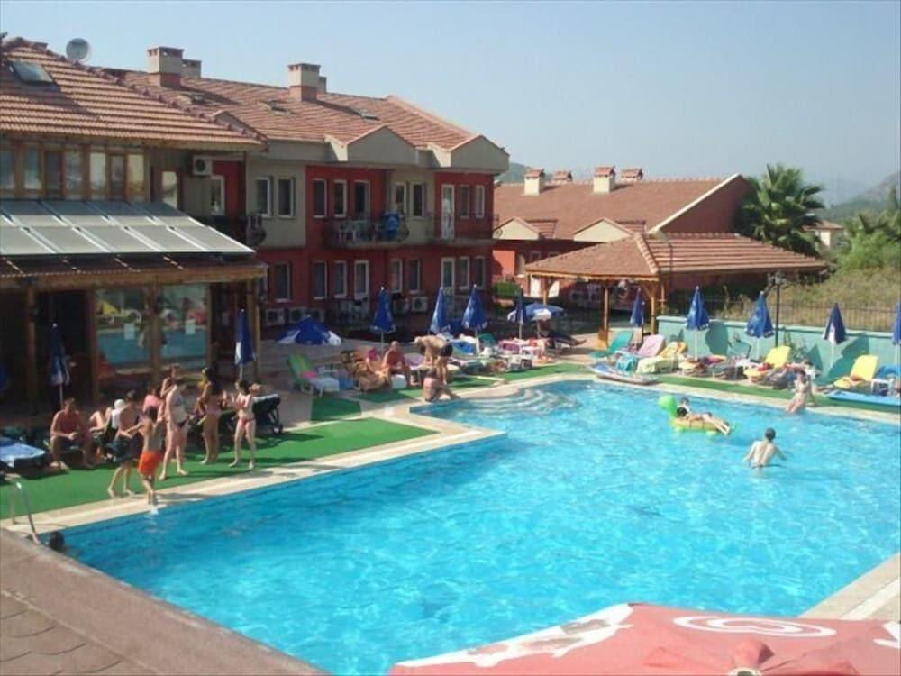 Green Valley Apartments - Outdoor Pool