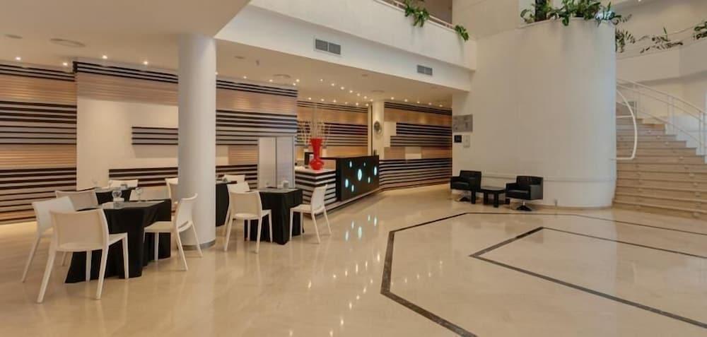 Hotel Ceuta Puerta de África - Lobby Sitting Area