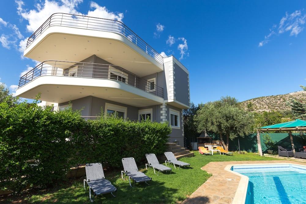290m² Villa with Pool close to the Airport - Exterior