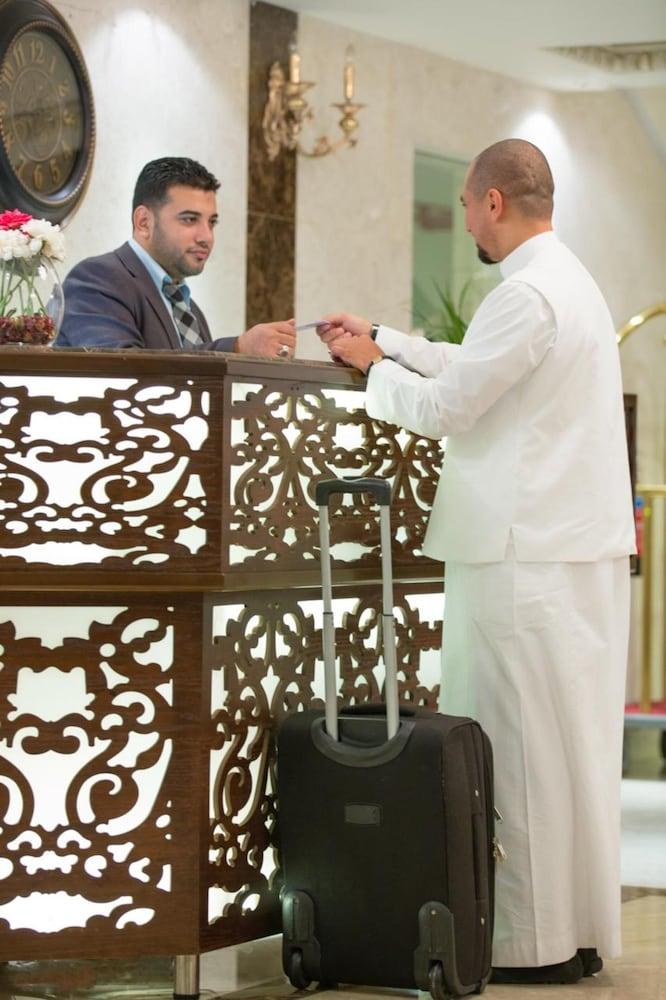 Al Fouz Luxury Hotel Suites - Reception