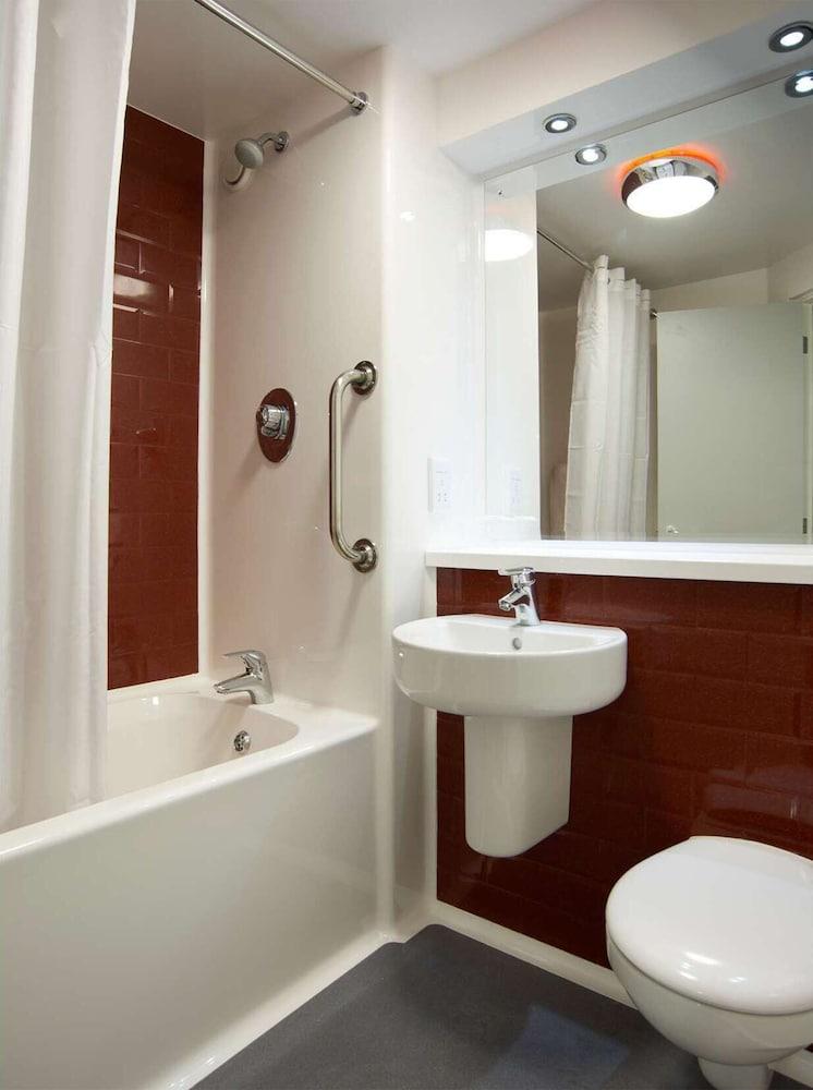 Travelodge London Woolwich - Bathroom