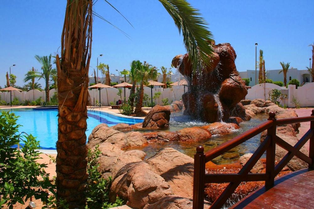 Coral Hills Resort - Outdoor Pool