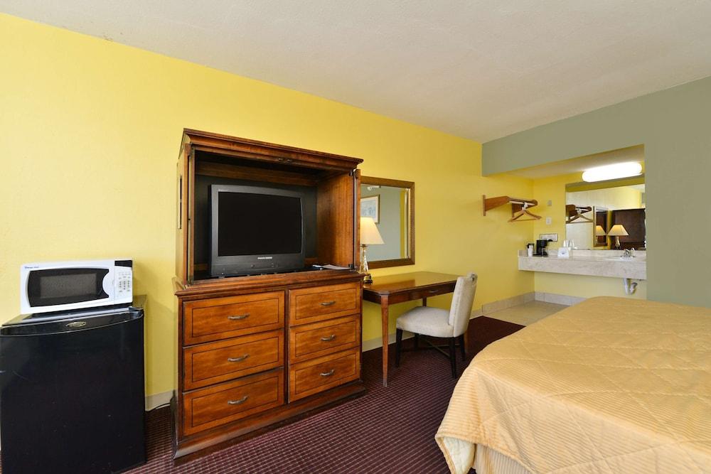 Americas Best Value Inn Cocoa Port Canaveral - Room