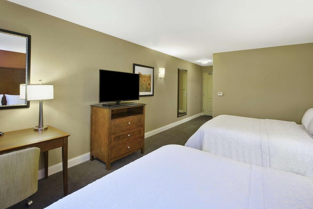 Hampton Inn & Suites Wichita Northeast - Room