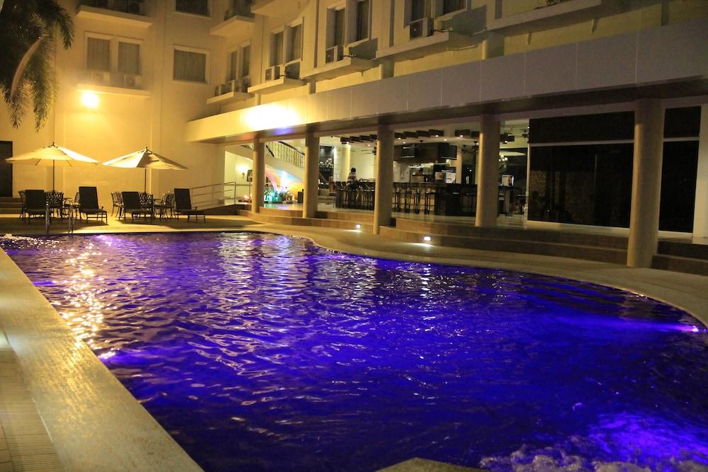 Savannah Resort Hotel - Outdoor Pool