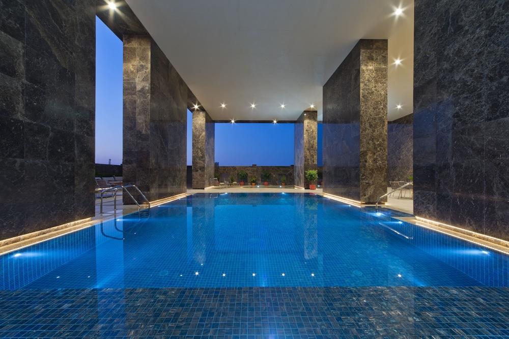 voco Doha West Bay Suites, an IHG Hotel - Pool