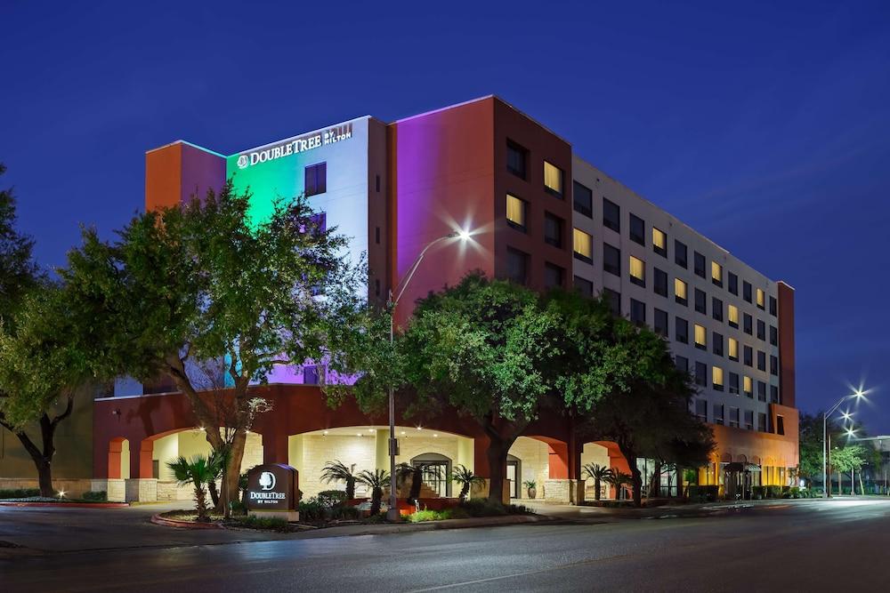 DoubleTree by Hilton San Antonio Downtown - Featured Image