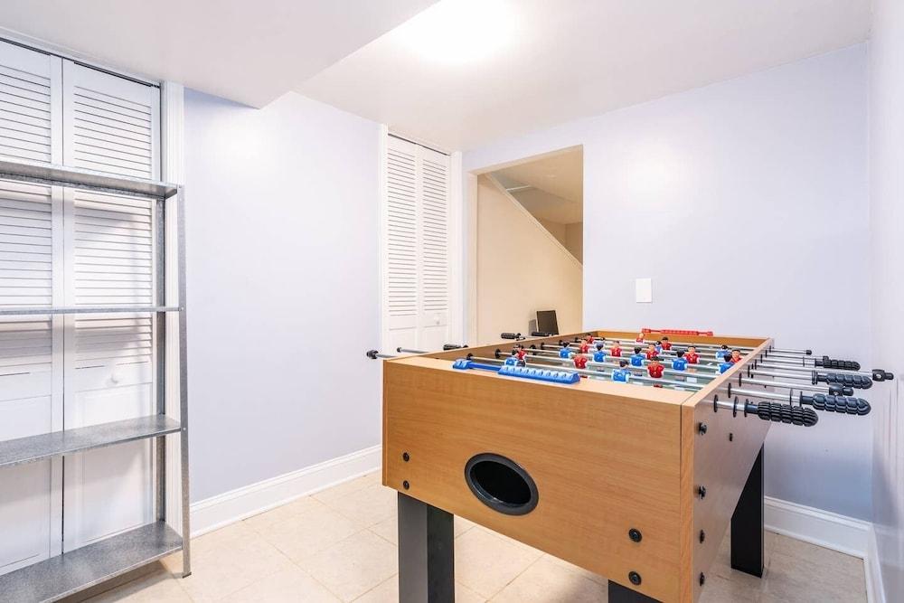 Gorgeous Home 10 min to DC by CozySuites - Game Room
