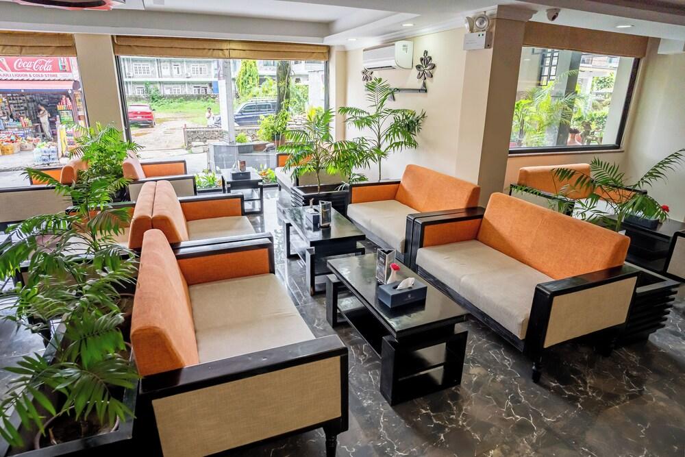 Hotel Sarowar - Lobby Sitting Area