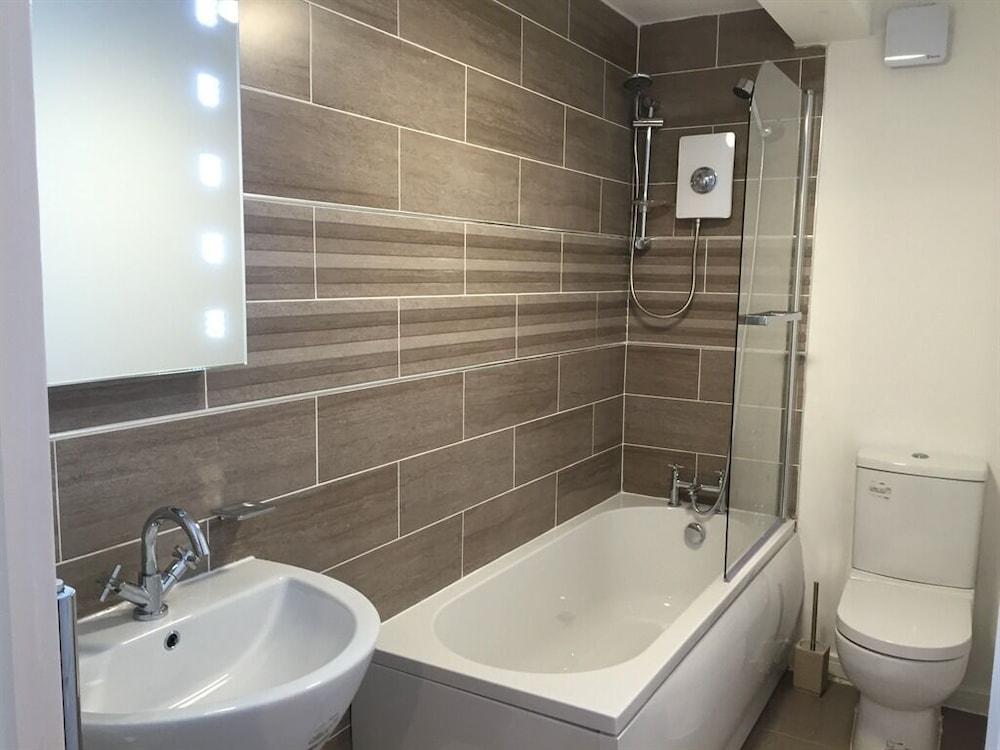 Live in Leeds Nazarene Apartments - Bathroom