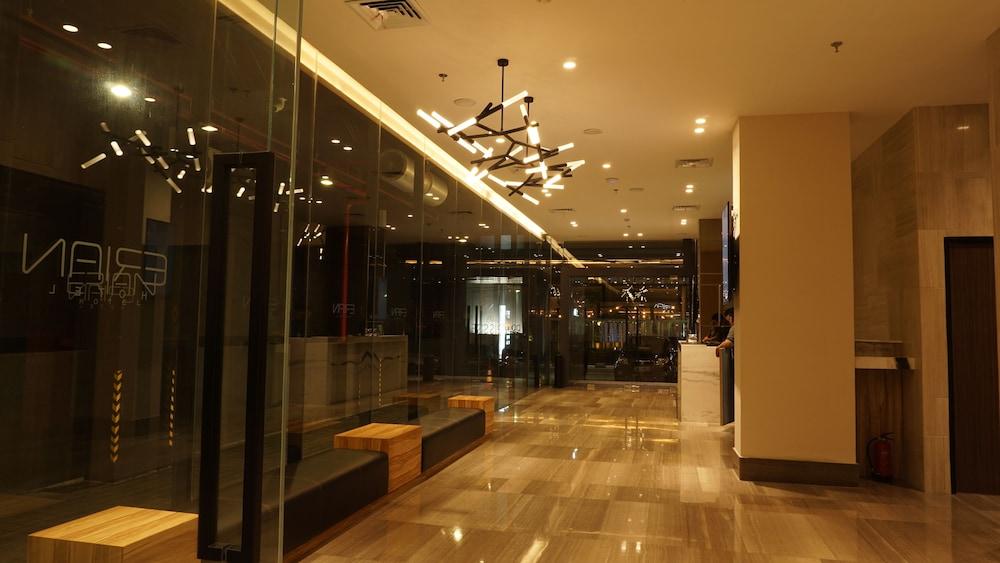Erian Hotel - Lobby Sitting Area