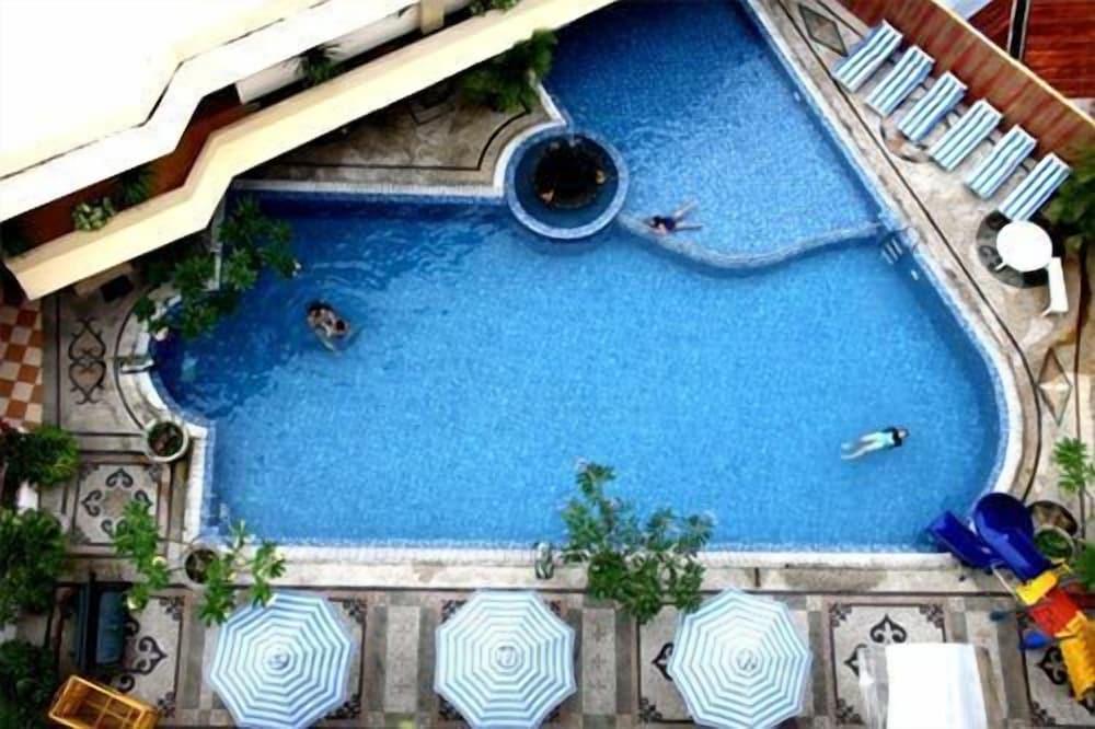 Hotel Grand Tiga Mustika - Featured Image