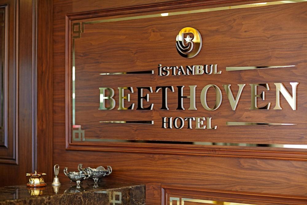 Beethoven Hotel - Interior Entrance