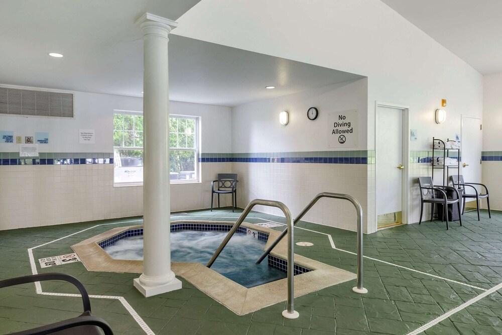 Comfort Inn & Suites - Pool