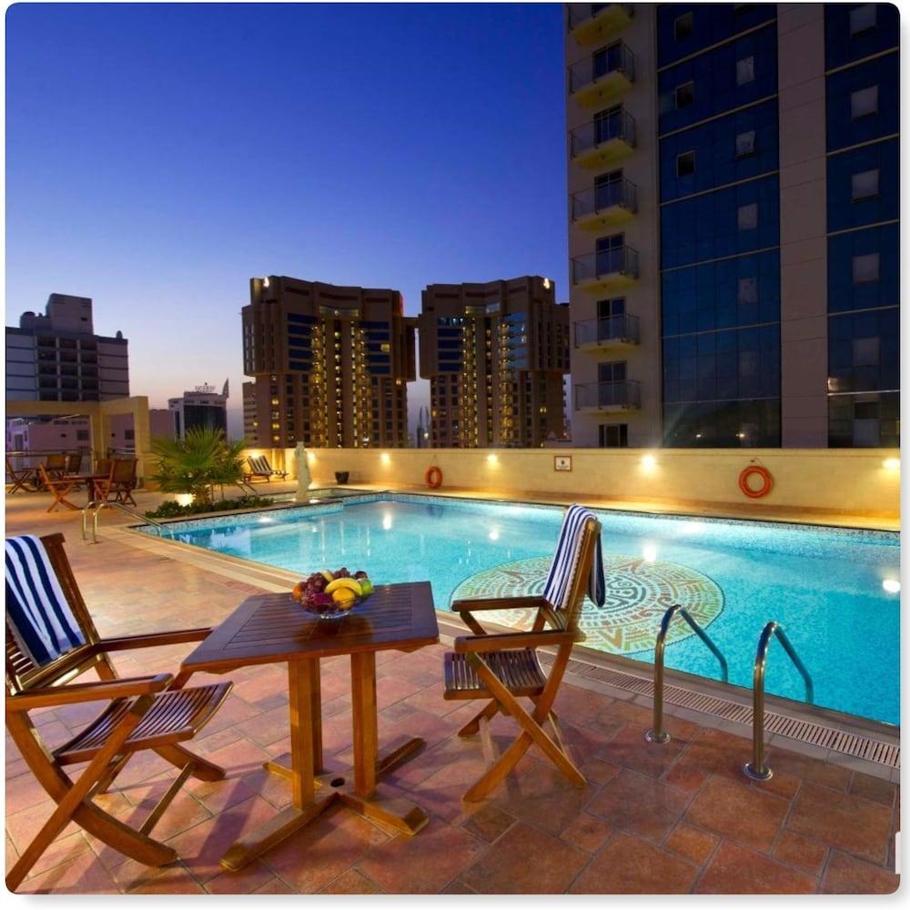 Excelsior Luxury Apartments - Outdoor Pool