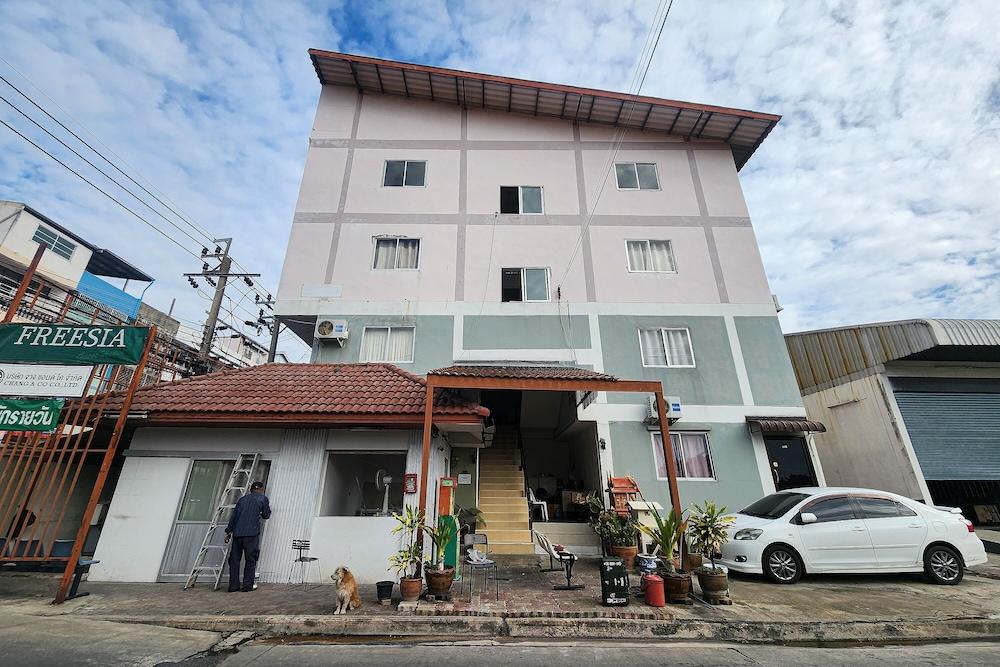 Freesia Guesthouse Suvarnabhumi - Featured Image
