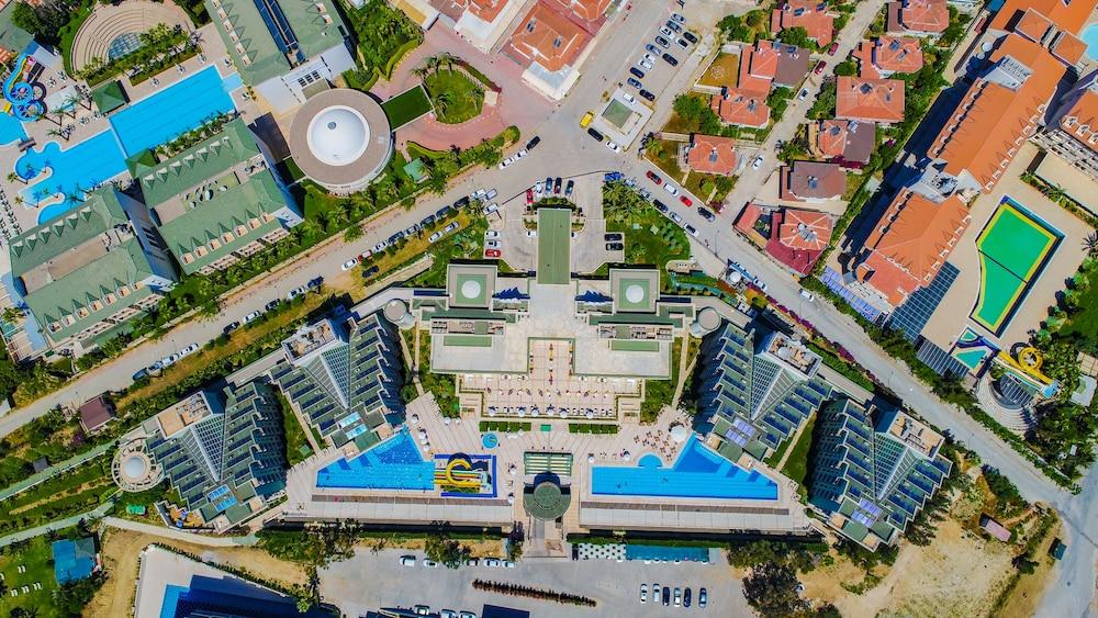 Royal Atlantis Spa & Resort - Exterior