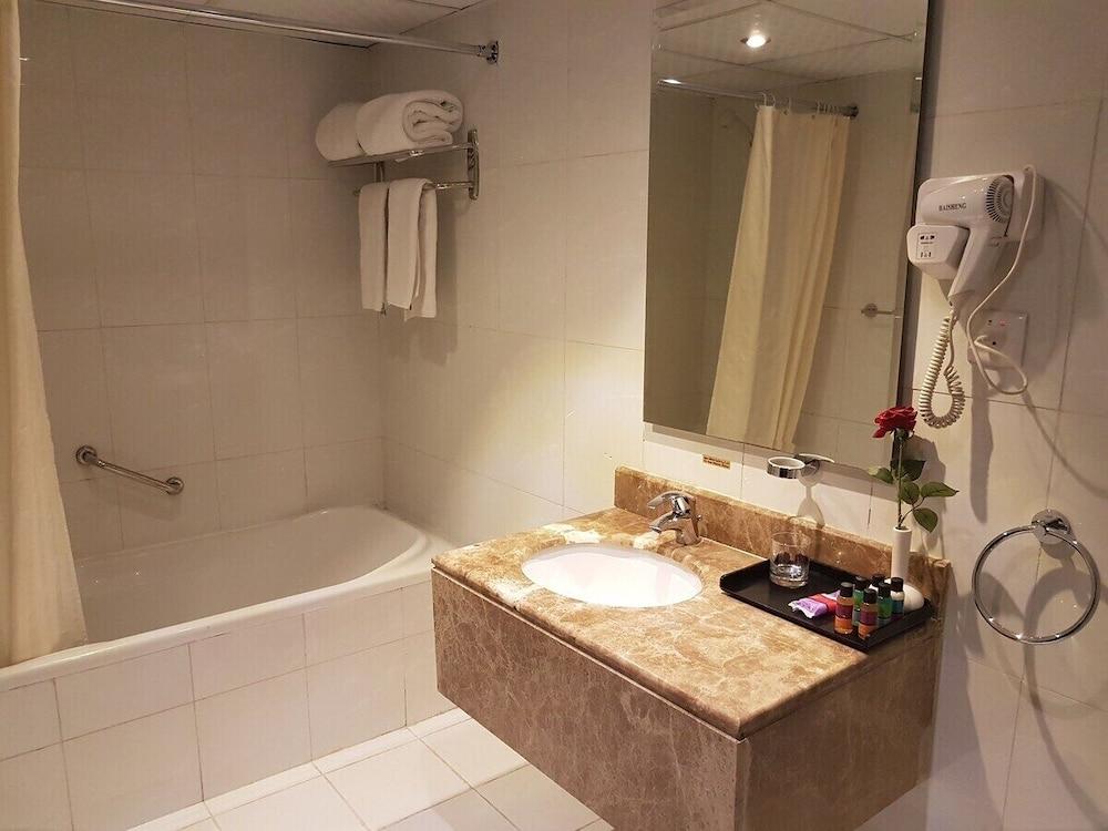 Mira Ajyad Hotel - Bathroom