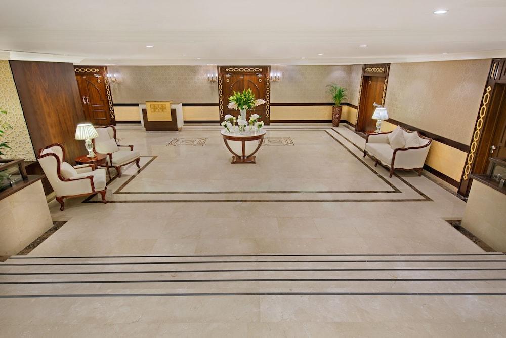 Ezdan Hotel Residence - Lobby Sitting Area