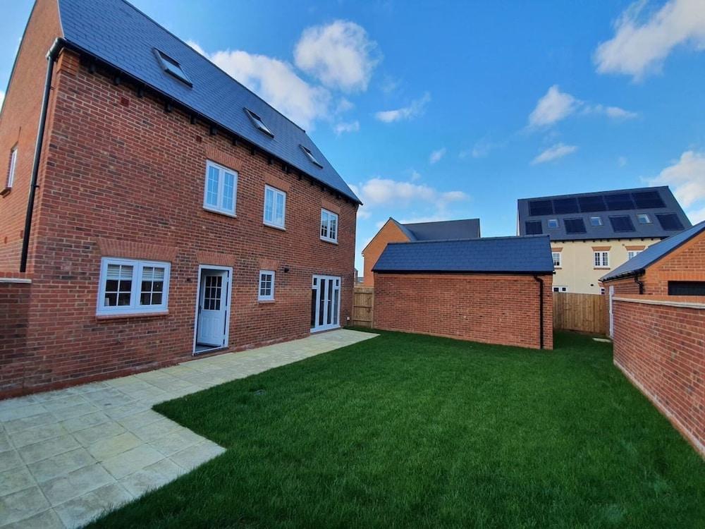 Lovely 5-bed House in Centre of Bicester Village - Property Grounds