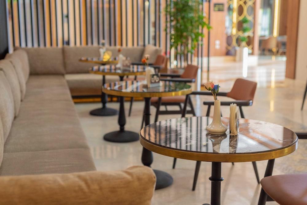 Emerald Hotel - Lobby Lounge