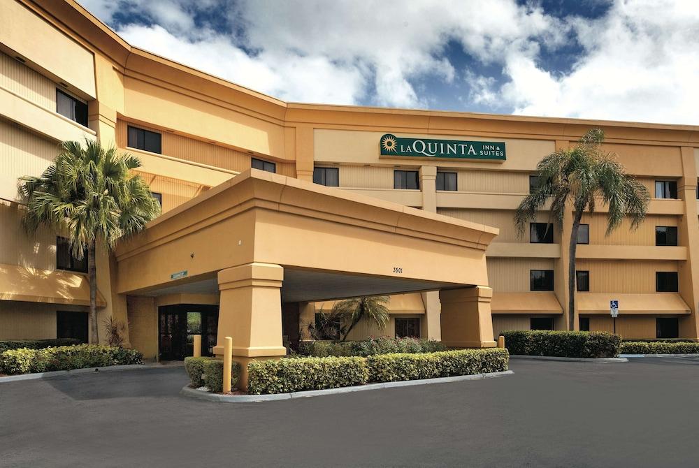 La Quinta Inn & Suites by Wyndham Miami Airport East - Exterior