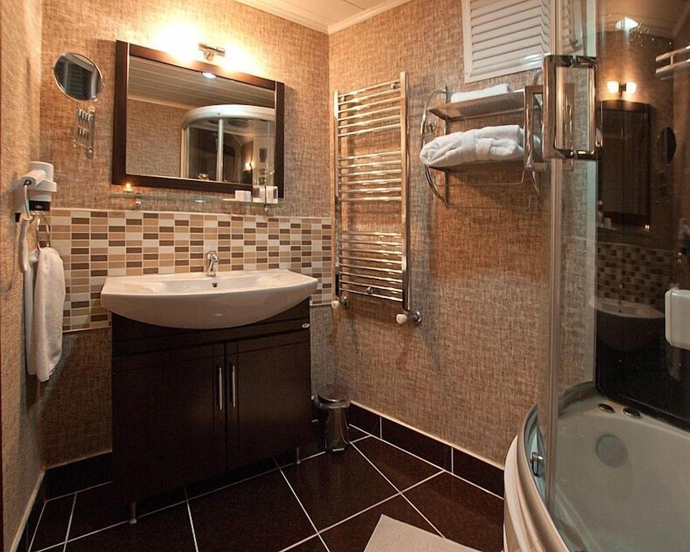 Verman Hotel - Bathroom