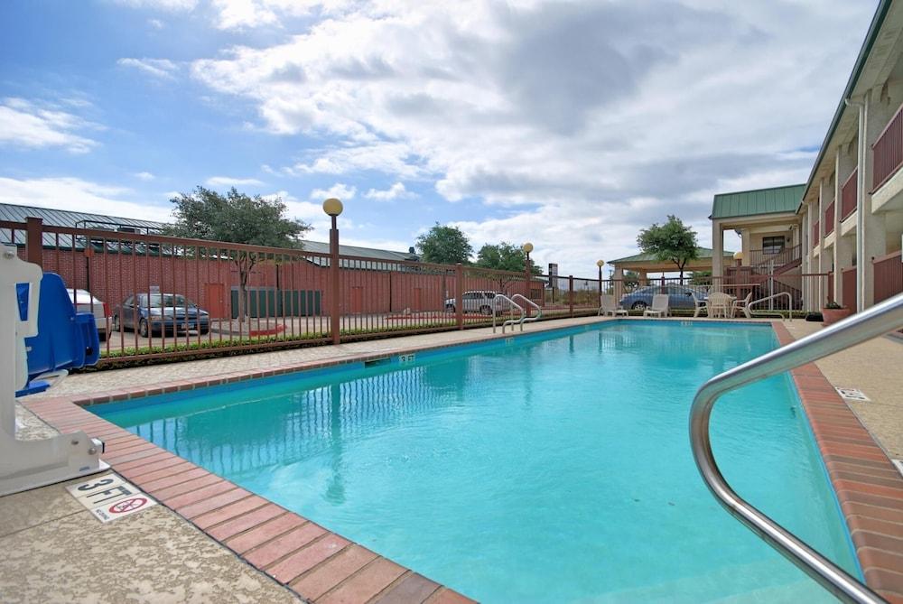 Best Western Cedar Inn - Pool