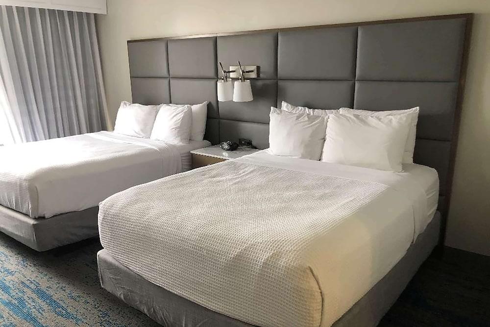 Ramada by Wyndham Cleveland Independence - Room