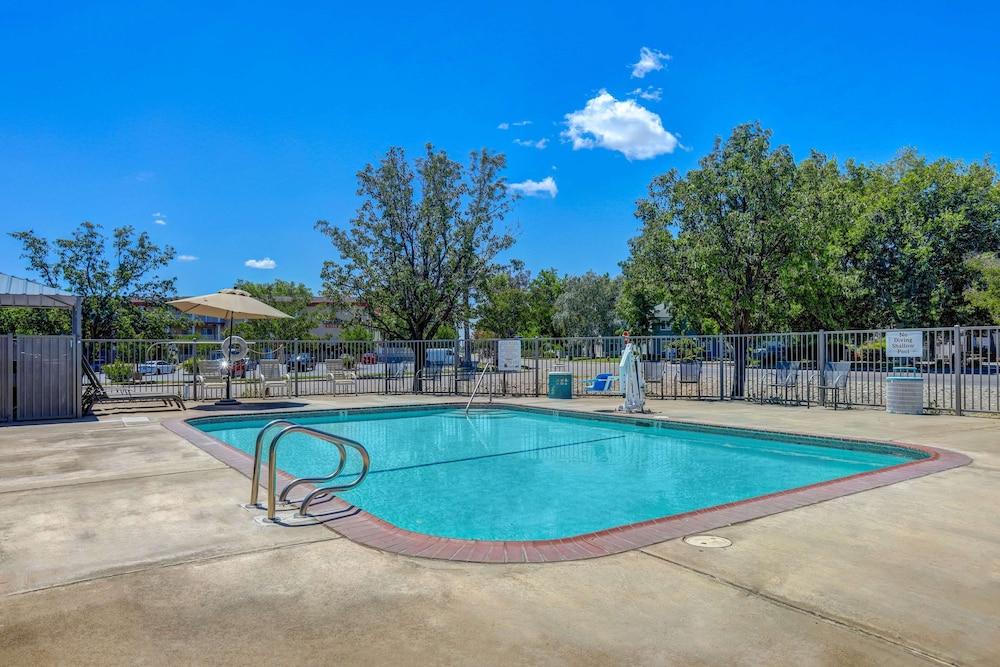 Motel 6 Red Bluff, CA - Outdoor Pool