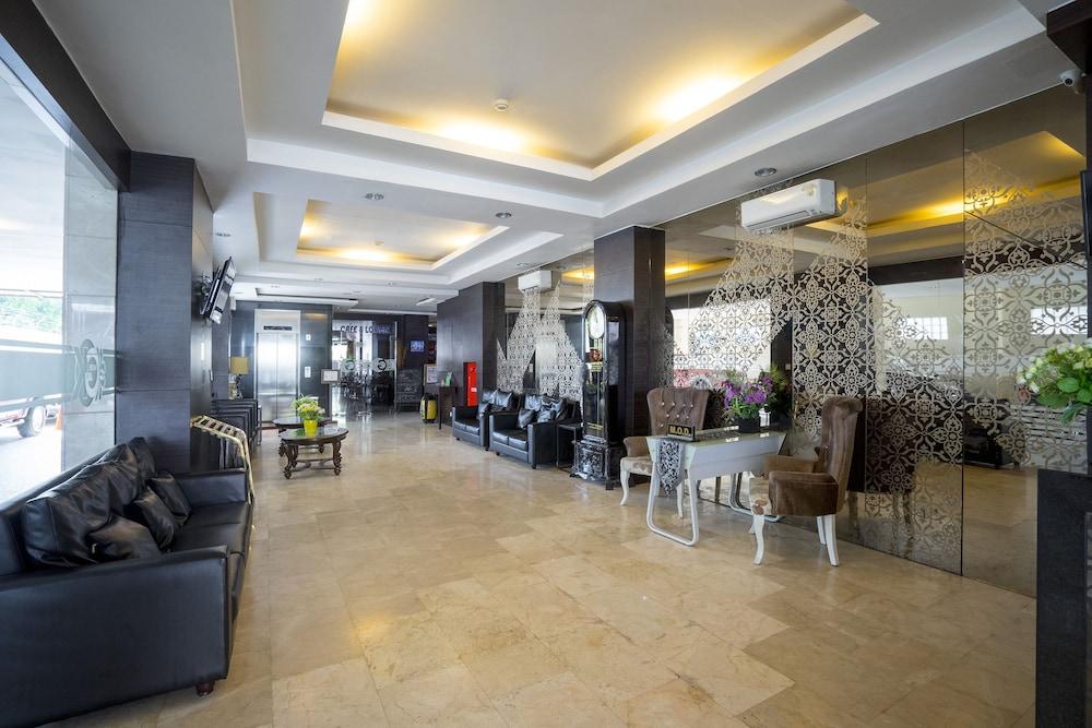 Hotel Grand Kartika - Lobby