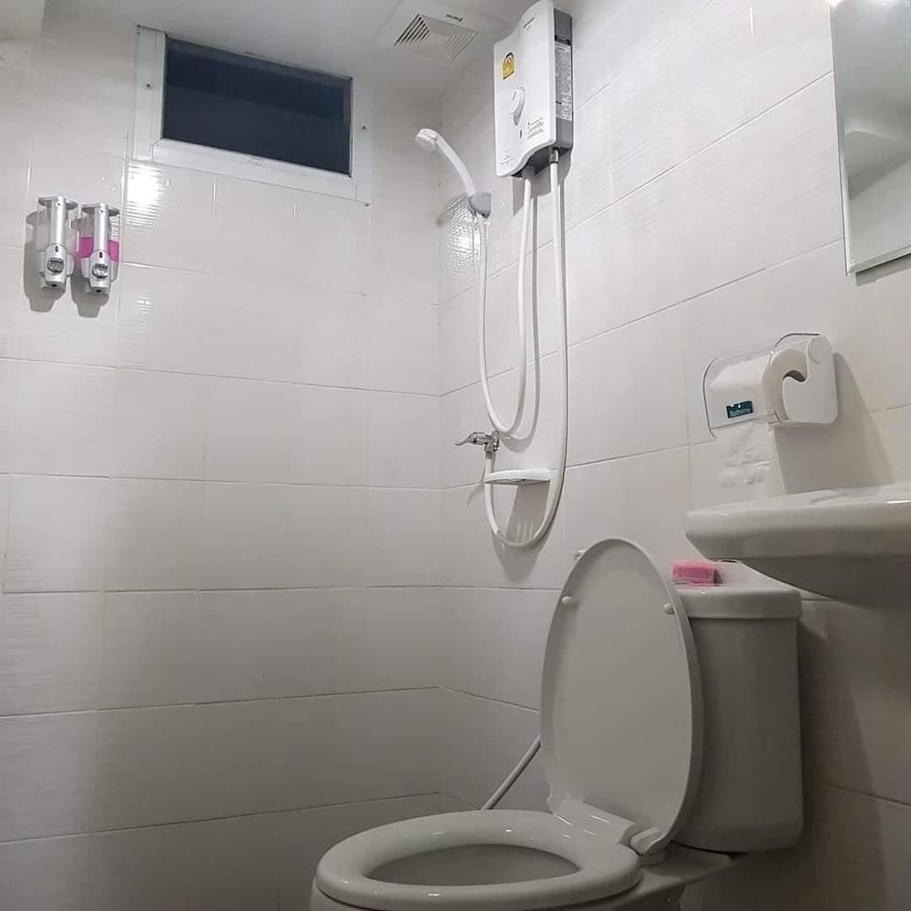 CHECKin Hostel at Donmuang Airport - Bathroom