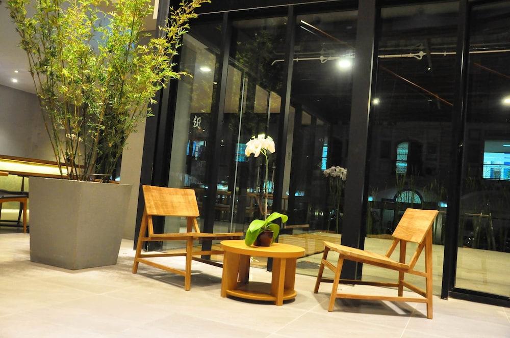 BATIQA Hotel Jababeka Cikarang - Lobby Sitting Area