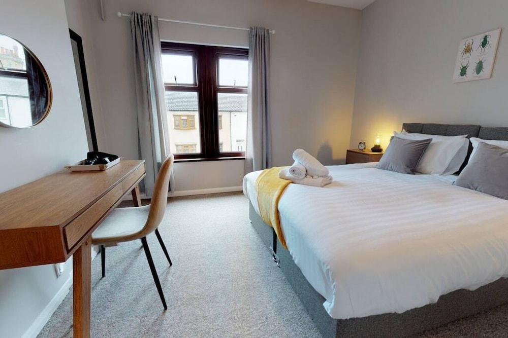 Stayzo 2BR House Accommodation in Peterborough - Featured Image