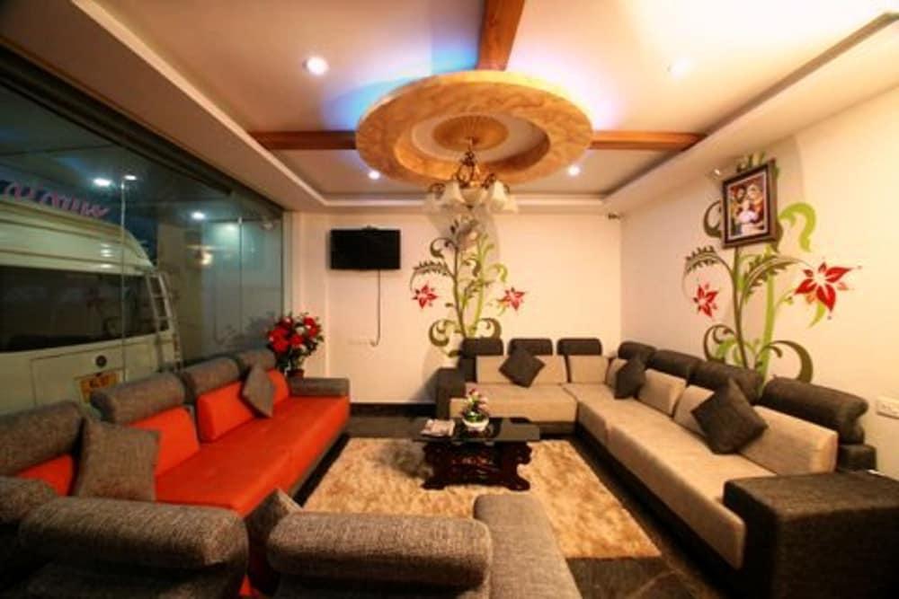 Dream Home Residency - Lobby Sitting Area