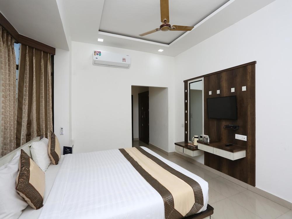 Capital O 10970 Hotel Krishna Palace - Room
