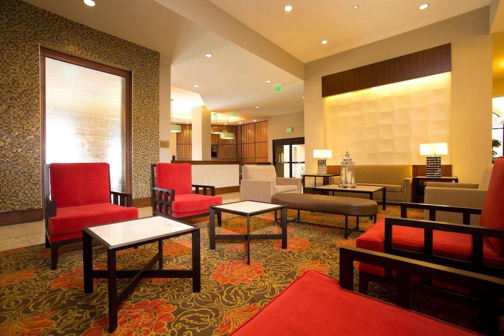 Ramada Plaza Resort & Suites by Wyndham Orlando Intl Drive - Lobby Sitting Area