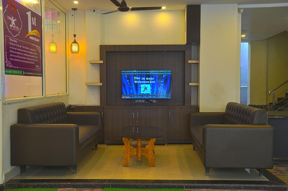 JK Rooms 126 Parashar Legacy - Station - Lobby Sitting Area