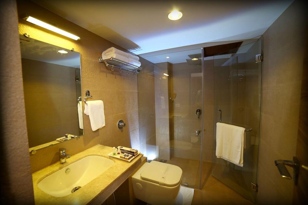 Grand Plaza Suites - Bathroom