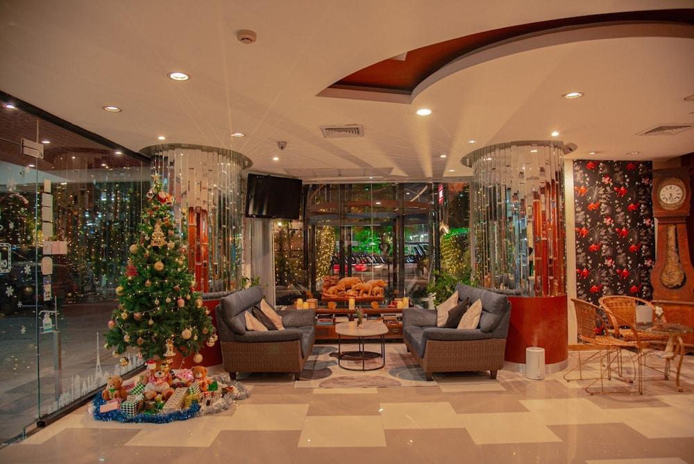 The Sunreno Hotel - Lobby Sitting Area