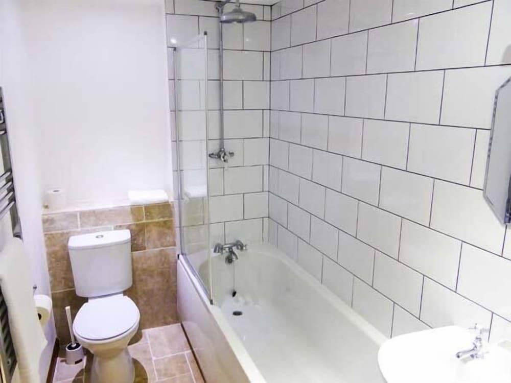 ذا أولد ستيبل - Bathroom