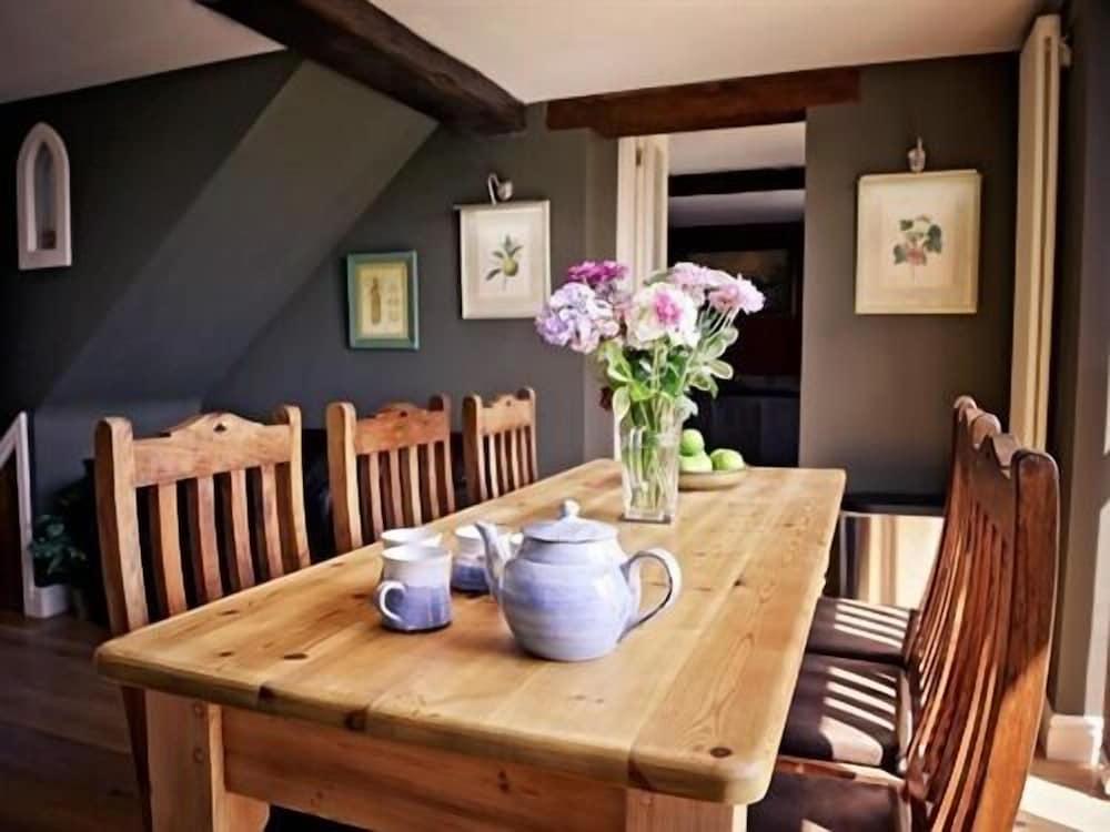 Queen Anne's Stable - In-Room Dining
