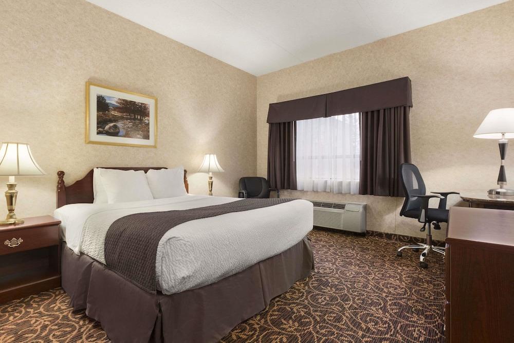 Days Inn by Wyndham Toronto East Lakeview - Room