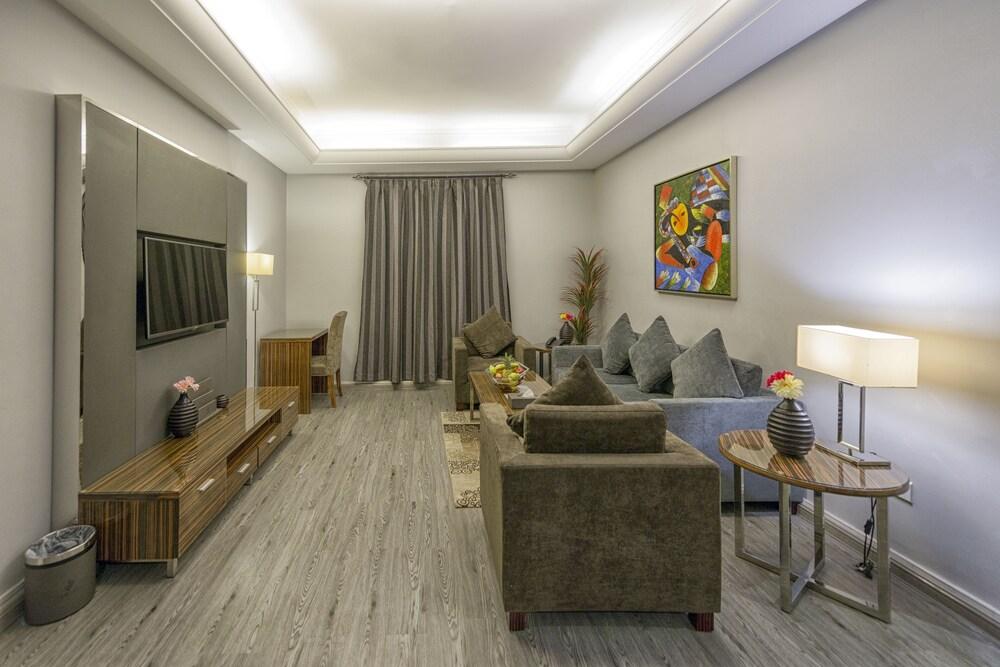 Elite Suites - Al Hamra - Lobby Sitting Area