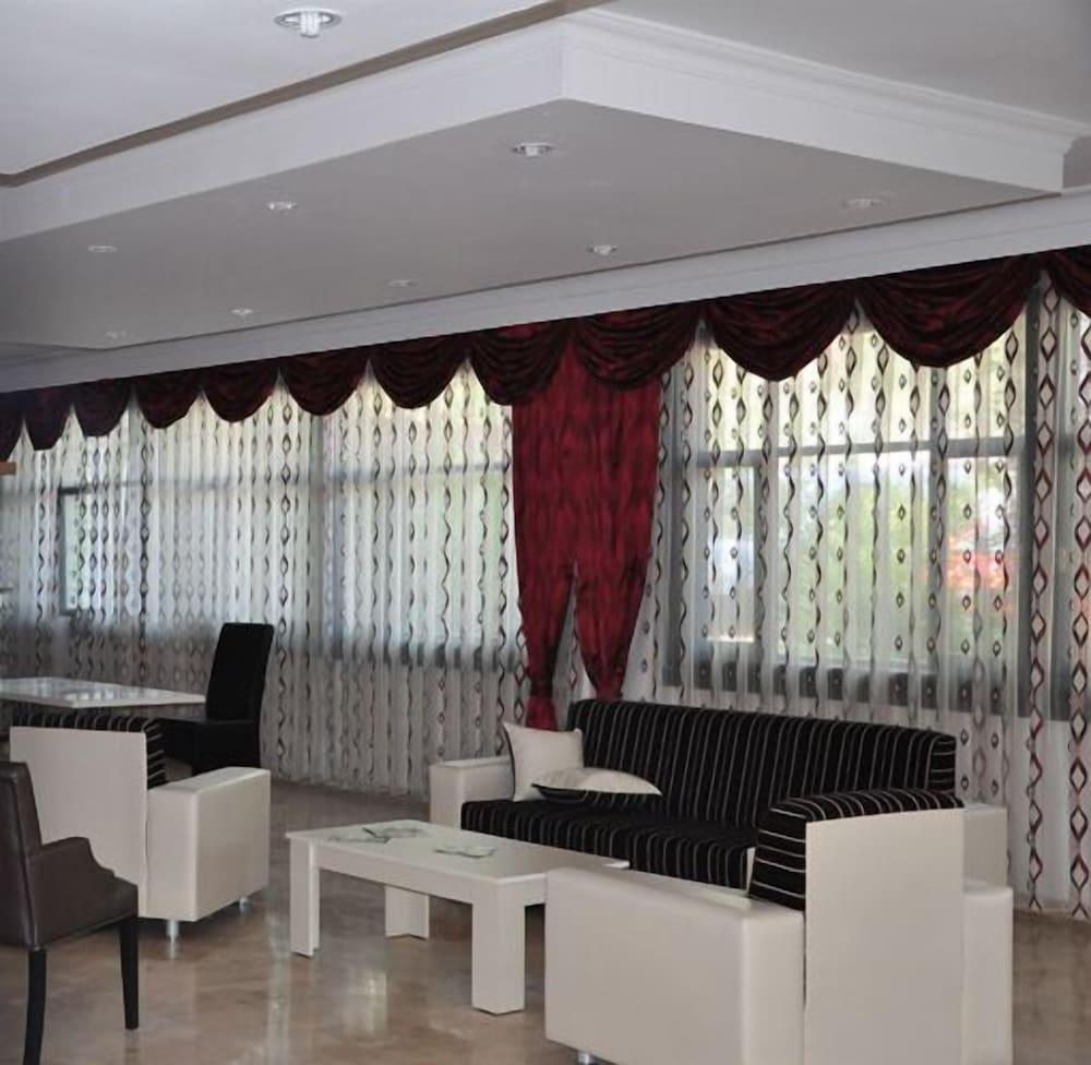 Akasia Resort - Lobby Sitting Area