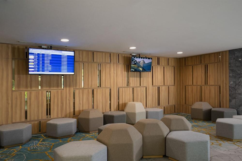 Anara Airport Hotel - Lobby Sitting Area