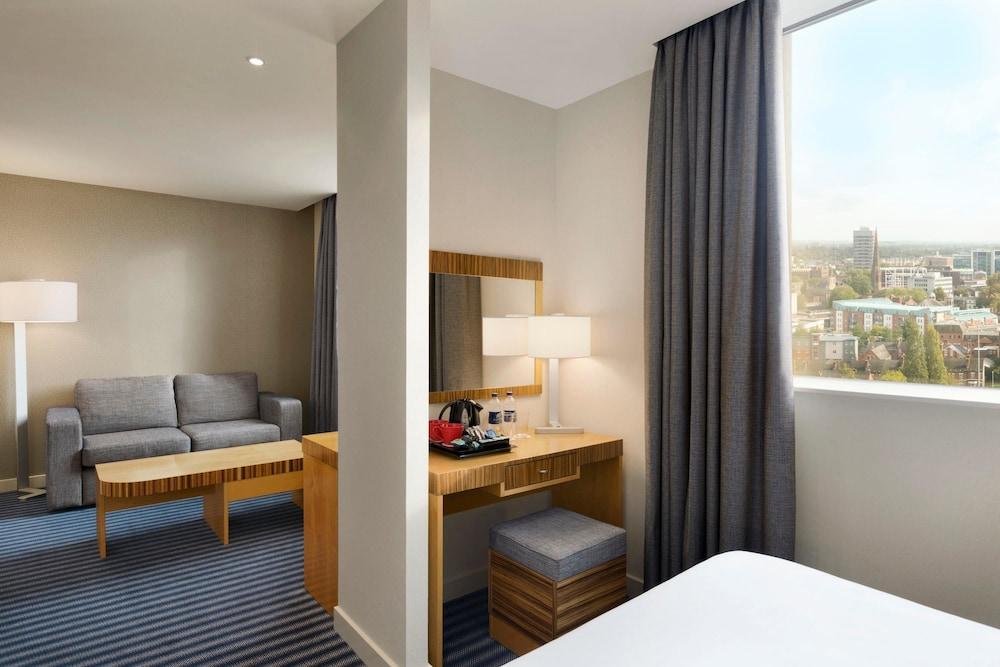 Ramada Hotel & Suites by Wyndham Coventry - Room
