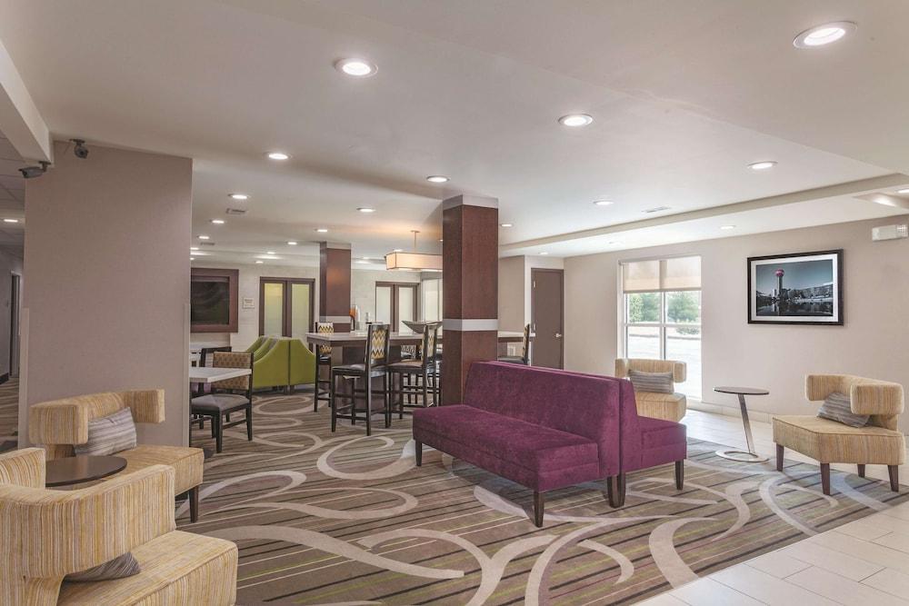 La Quinta Inn & Suites by Wyndham Knoxville North I-75 - Lobby