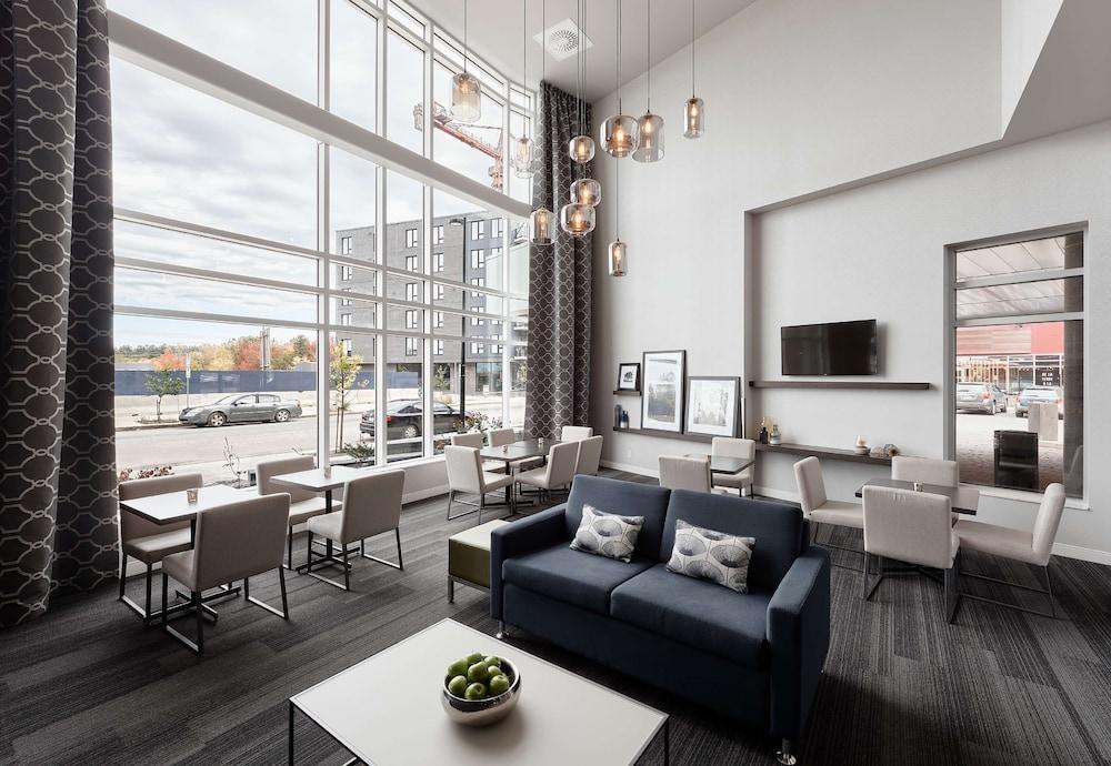 Hampton Inn & Suites by Hilton Quebec City /Saint-Romuald - Lobby